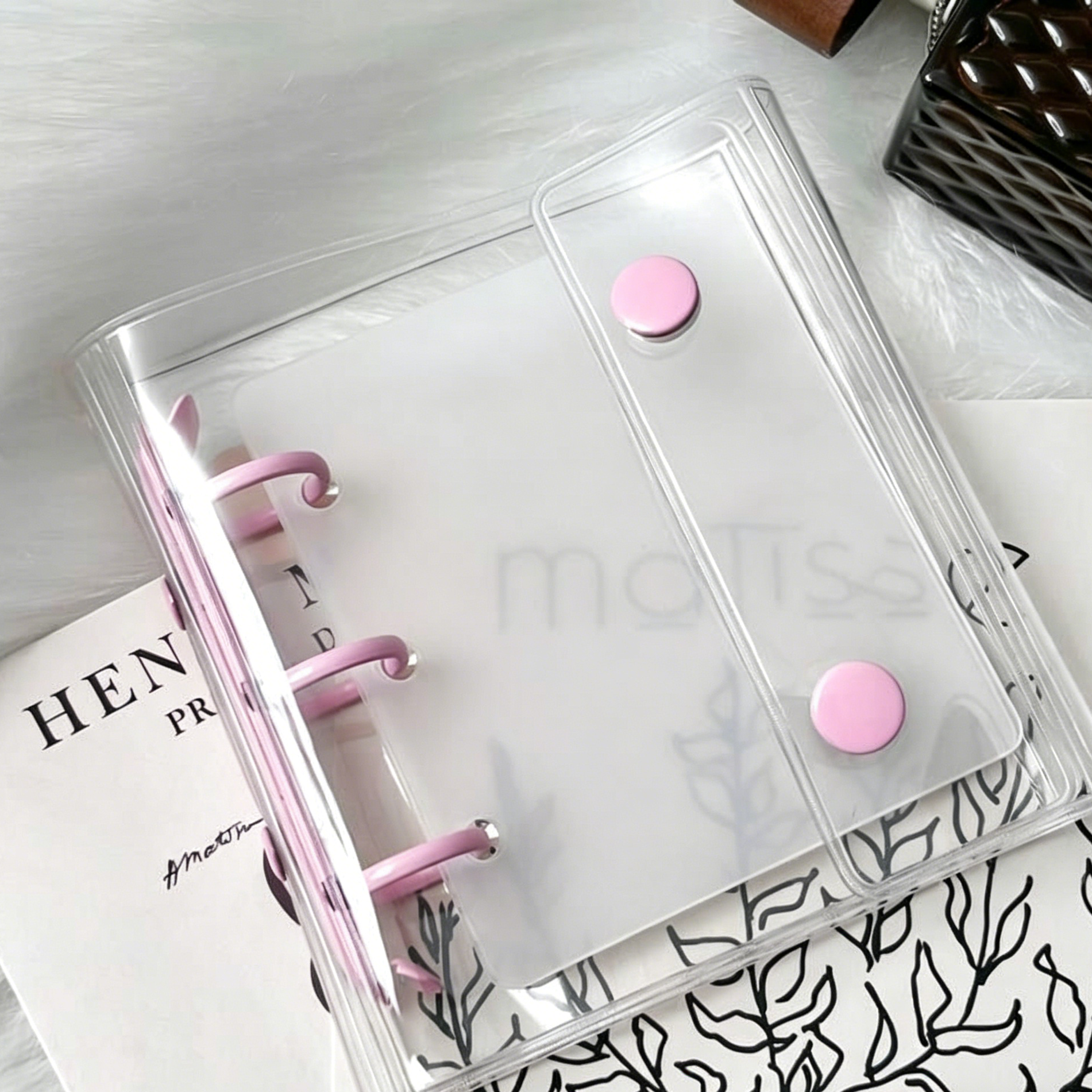 A8 Binder Mini Transparent Loose-Leaf Nail Art Display Book, Portable Press On Nail Storage Album with 6 Pages & 24 Adhesive Strips for Manicure Samples, DIY Crafts & Collectibles